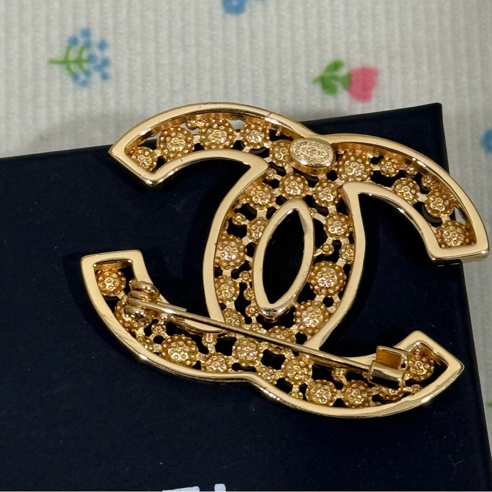 Chanel Women's Pearl Brooch - Picture 2 of 4